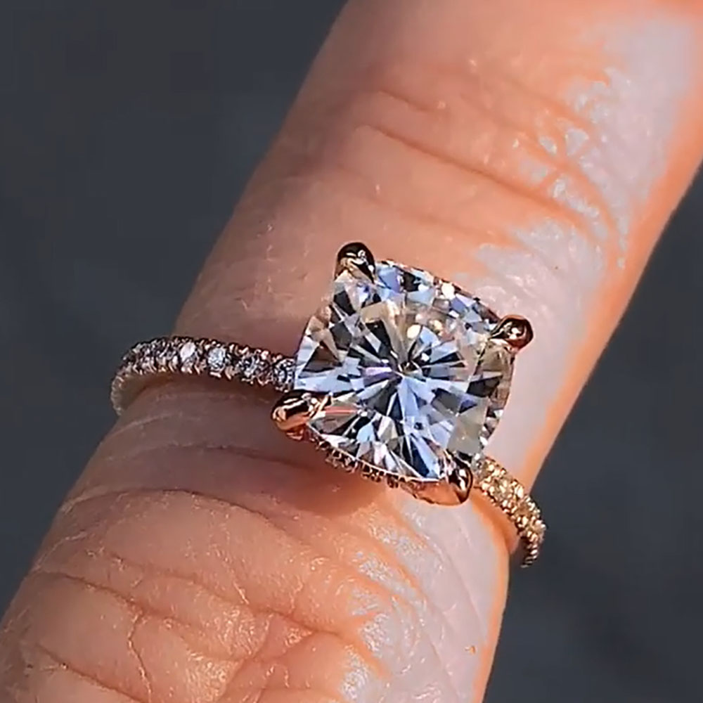 Moissanite Engagement Ring 1 Carat - แหวนแต่งงาน/งานเลี้ยง/วันครบรอบ/หมั้น ผู้หญิง ทองคำแท้ 14K สีโรสโกลด์ ประดับเพชรโมอิสซาไนต์ทรงคุชชั่น