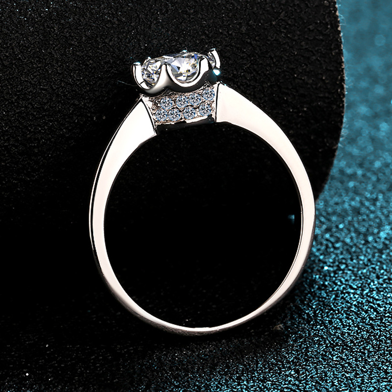Moissanite Engagement Ring 1 Carat - แหวนแพลตตินั่ม PT950 ประดับมอสซาไนต์ 1 กะรัต ดีไซน์สวยหรู