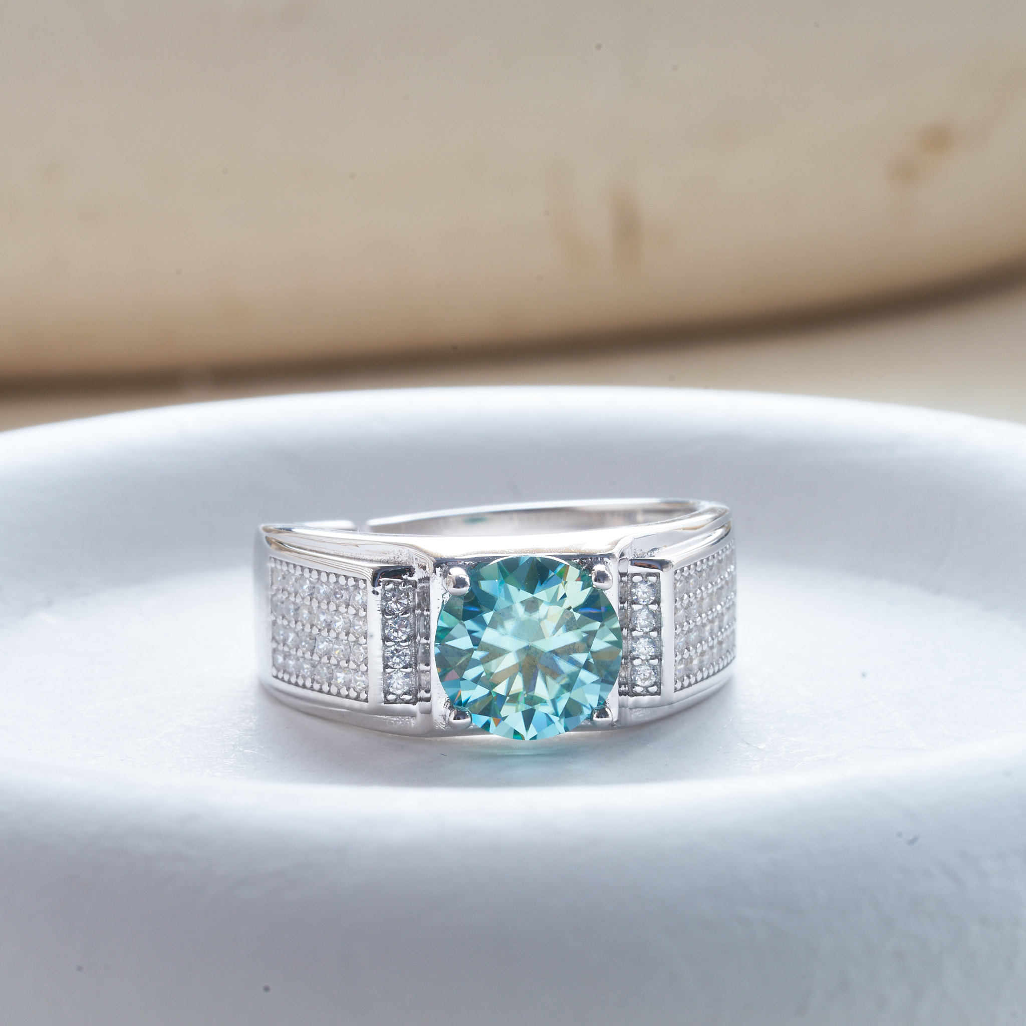 แหวนเพชรโมอิสสีฟ้าธรรมชาติ1กะร - Moissanite Engagement Ring 1 Carat บทวิจารณ์และราคา