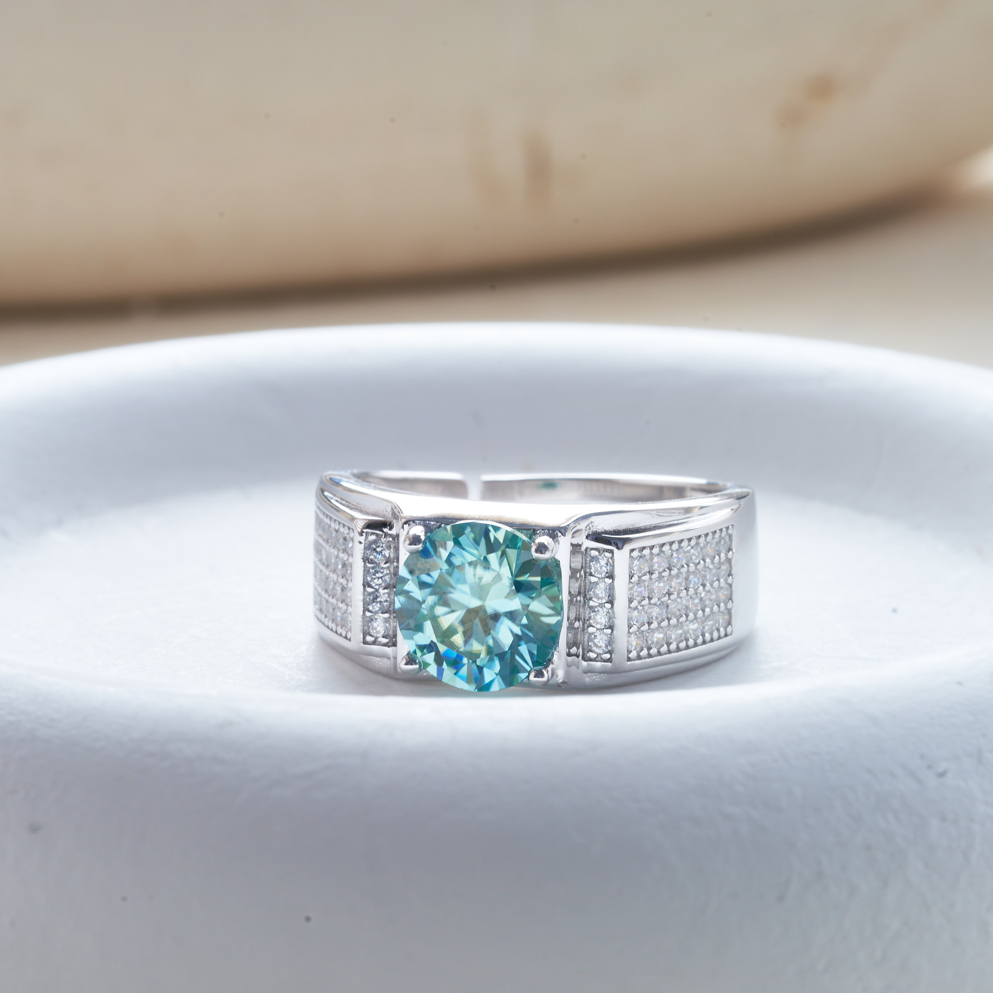 แหวนเพชรโมอิสสีฟ้าธรรมชาติ1กะร - Moissanite Engagement Ring 1 Carat บทวิจารณ์และราคา
