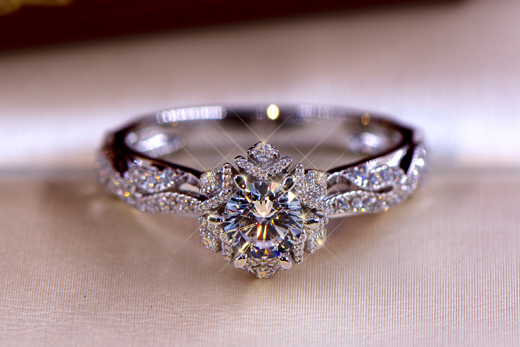 แหวนเงินแท้ S925 ลายดอกไม้กลวง - Moissanite Engagement Ring 1 Carat บทวิจารณ์และราคา