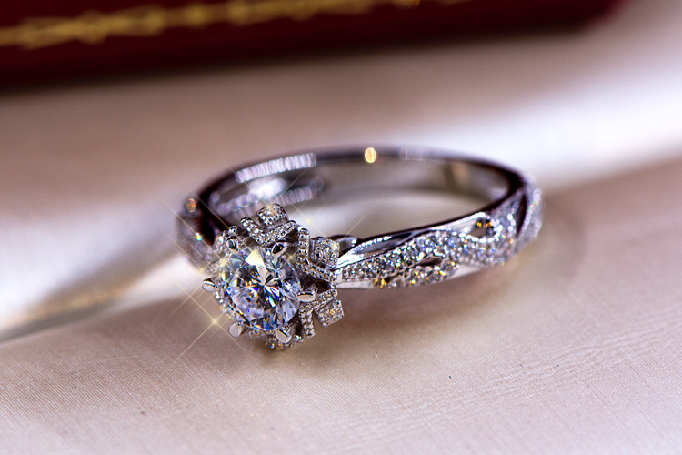 แหวนเงินแท้ S925 ลายดอกไม้กลวง - Moissanite Engagement Ring 1 Carat บทวิจารณ์และราคา