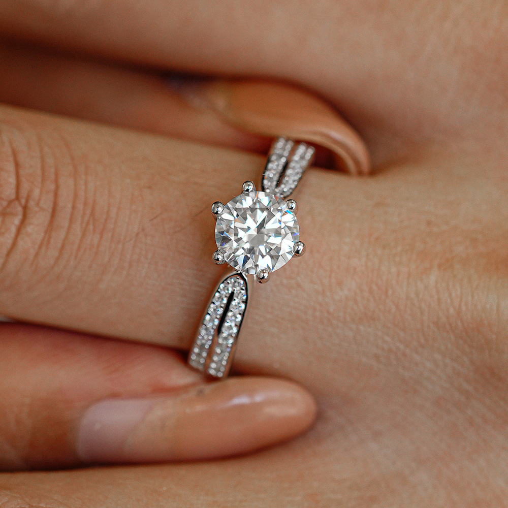 แหวนหมั้นโมอิสซาไนต์ทรงคลาสสิก - Moissanite Engagement Ring 1 Carat บทวิจารณ์และราคา