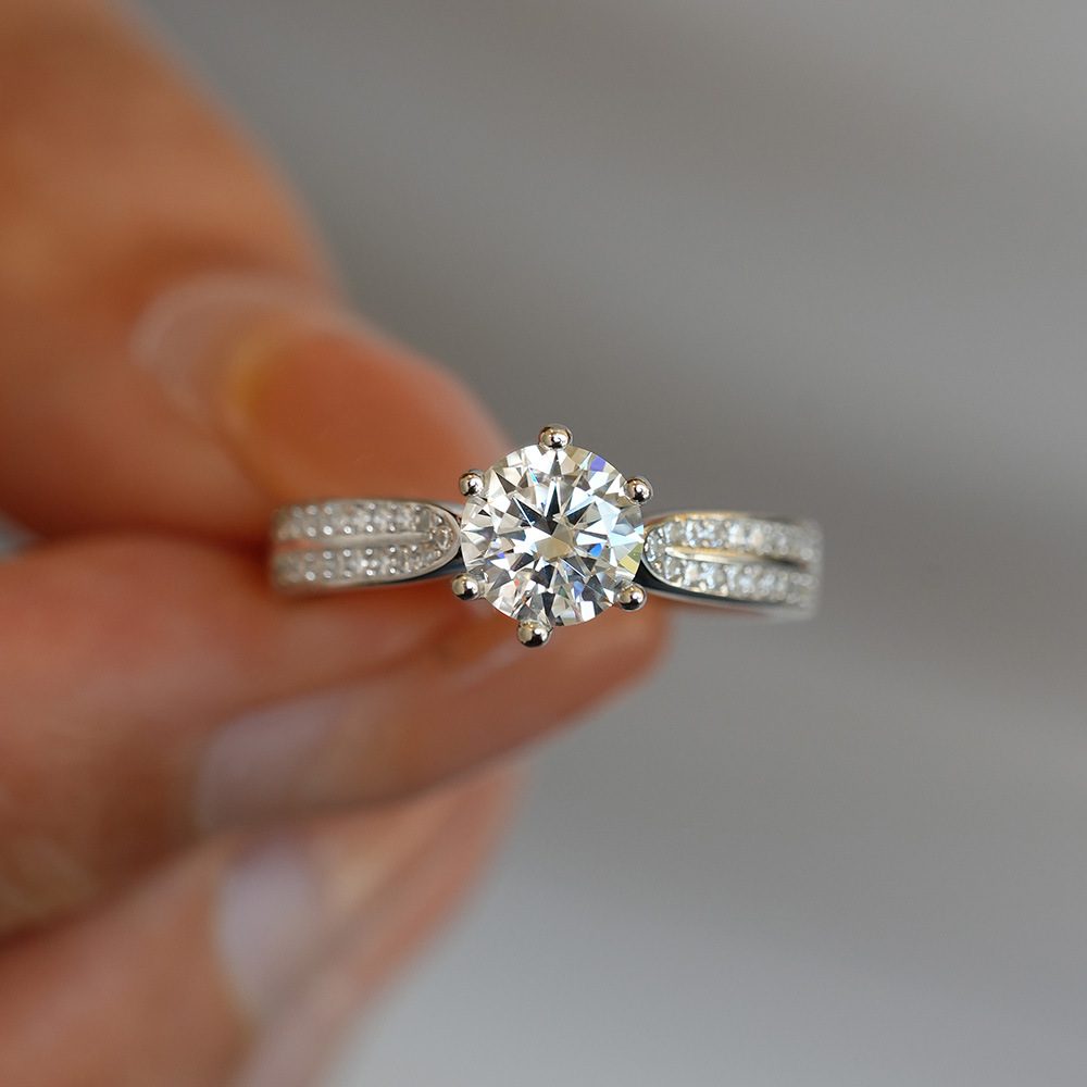 แหวนหมั้นโมอิสซาไนต์ทรงคลาสสิก - Moissanite Engagement Ring 1 Carat บทวิจารณ์และราคา